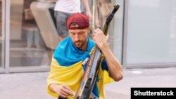 Az ukrajnai háború elől menekülő zenész játszik a bandura nevű népi hangszeren Kölnben 2022 nyarán