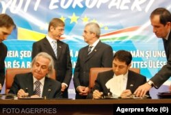 Sedința comună a Guvernului României și Guvernului Ungariei, 14 noiembrie 2007. Semnarea Declarației Comune privind cooperarea pentru susținerea aderării României la Spațiul Schengen de către Albert Takacs, ministrul Justitiei și Aplicarii Legii din Ungaria și Cristian David, ministrul Internelor şi Reformei Administrative a României.