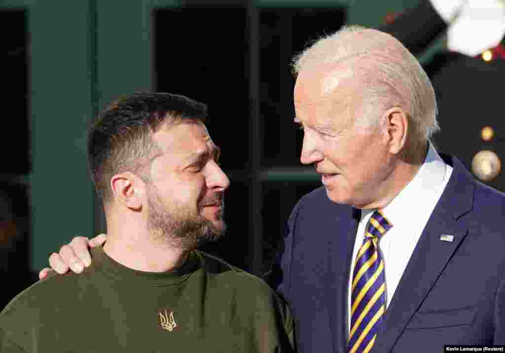 Biden (djathtas) pret Zelenskyn në Shtëpinë e Bardhë, më 21 dhjetor. Udhëtimi i Zelenskyt në Shtetet e Bashkuara u bë teksa Kongresi amerikan po përgatitet të votojë për një projektligj të madh shpenzimesh, i cili përfshin një dispozitë për ndarjen e rreth 45 miliardë dollarëve për ndihmë shtesë ushtarake për Ukrainën.