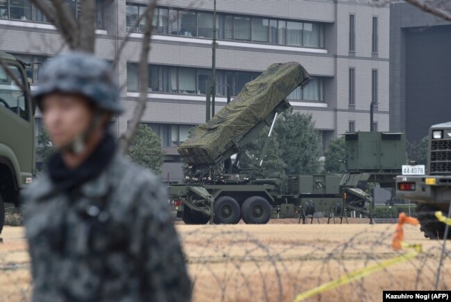 Зенитно-ракетная установка PAC-3 (C), используемая для отражения приближающихся баллистических ракет, на позиции Министерства обороны в Токио