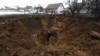Воронка від удару російської ракети в селі Копилів на Київщині, 14 січня 2023 року 