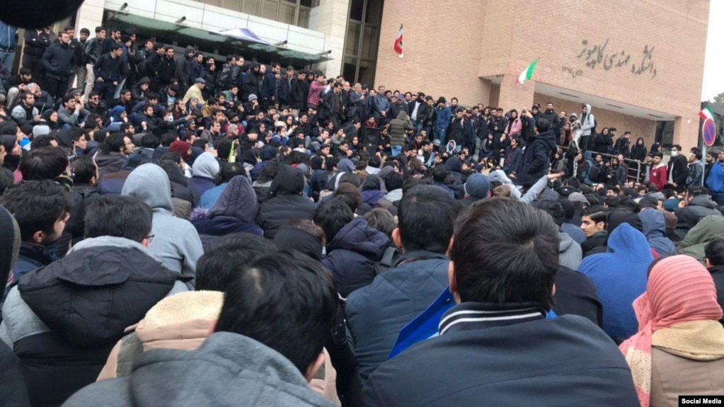 تجمع دانشجویان در دانشگاه شریف
