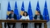 Presidentja e Kosovës, Vjosa Osmani, kryetari i Kuvendit, Glauk Konjufca, dhe kryeministri Albin Kurti, duke nënshkruar aplikimin për anëtarësim në BE. 