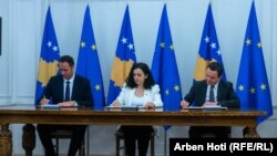 Predsednica Kosova Vjosa Osmani, predsednik parlamenta Gljauk Konjufca i premijer Aljbin Kurti potpisuju aplikaciju za članstvo u EU, Priština, 14. decembar 2022.