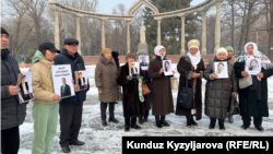 Родственники арестованных по «Кемпирабадскому делу» на акции протеста у памятника Курманжан Датки. Бишкек, 22 декабря 2022 г.