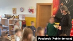 Sveštenik SPC vrši vjerski obred u privatnom vrtiću Montessori zvono u Nikšiću. Crna Gora, 19. decembar 2022. 