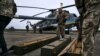 УКРАИНА - Војниците товарат оружје во хеликоптер во украинска воена воздухопловна база блиску до линијата на фронтот во регионот Херсон, 8 јануари 2023 година