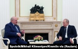 Архивска фотографија - Путин и Лукашенко на средбата во Москва на 11 март 2022
