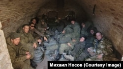 A harcokban való részvételt megtagadó orosz katonák egy csoportja egy pincében az ukrajnai Donyecki területen 2022 decemberében