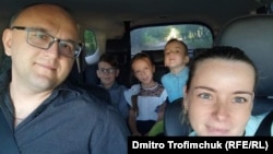 Виктория и Дмитро Трофимчук с трите им деца.
