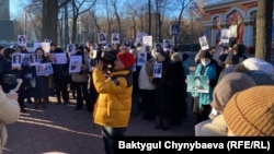 Родственники задержанных по так называемому Кемпирабадскому делу на акции протеста. Бишкек, декабрь 2022 г.
