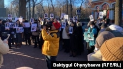 Dozens of men and women rallied in Bishkek's Panfilov Park on December 20, holding portraits of their loved ones and demanding their transfer to house arrest.