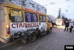 Маршрутное такси с изображением Иосифа Сталина, оформленное к 70-летию победы в Сталинградской битве, на одной из улиц Волгограда