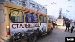 Маршрутное такси с изображением Иосифа Сталина, оформленное к 70-летию победы в Сталинградской битве, на одной из улиц Волгограда. 1 февраля 2013 года