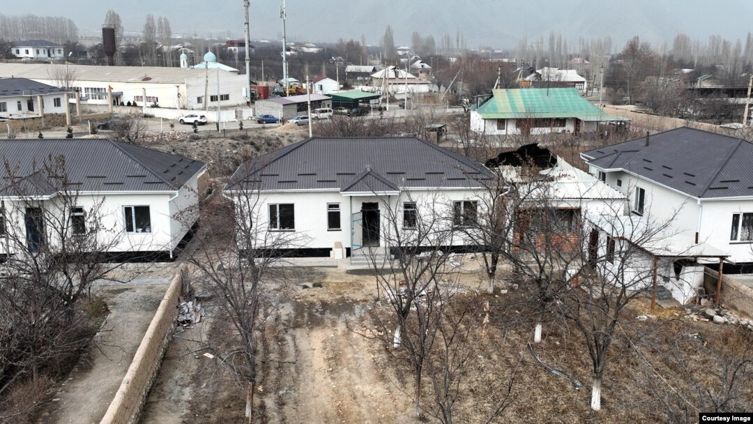 Чек ара жаңжалында талкаланган турак жайлардын ордуна курулган үйлөр. Баткен, 2022, декабрь. Сүрөт президенттик администрацияныкы. 