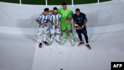 Enzo Fernandez, Lionel Mesi, Emiliano Martinez i Kilijan Mbape sa nagradama u rukama