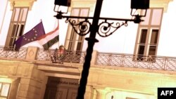 Zastave EU i Mađarske na predsedničkoj palati u Buda dvorcu u Budimpešti.