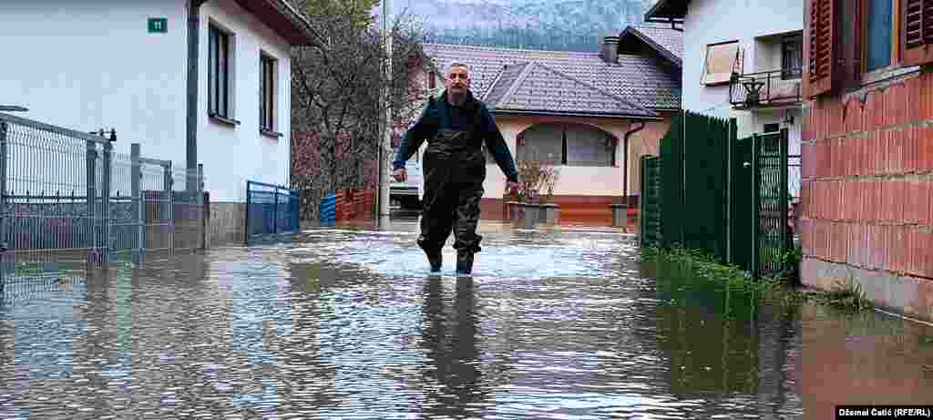 &quot;Šteta je ogromna. Cijelu noć dežuram. Imao sam samo kratke čizme, nisam mogao izaći. Godinama stičeš i sve izgubiš za noć&quot;, kaže Sead Handžić iz Kulen Vakufa. &nbsp;