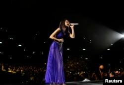 Селена Гомес по време на свой концерт, 2012 г.