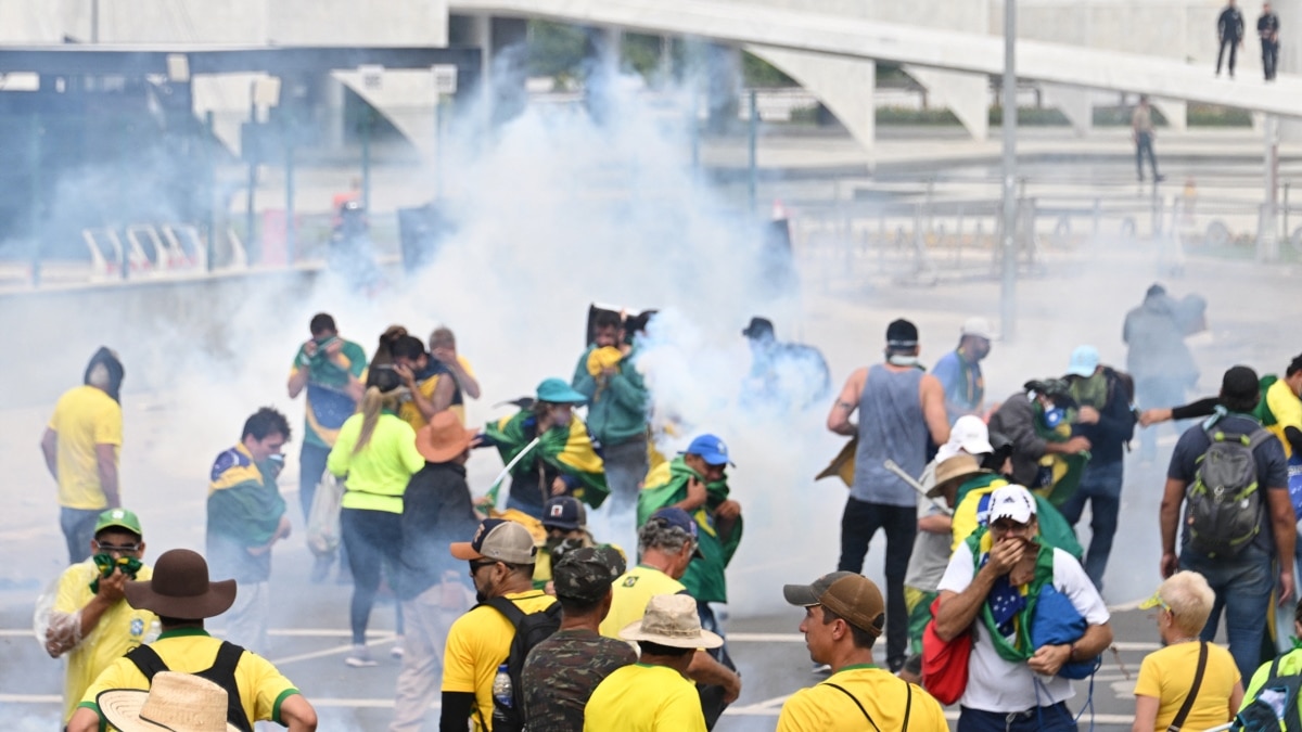 В Бразилии сторонники экс-президента ворвались в здание Конгресса