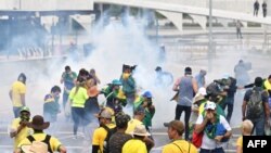 Столкновения сторонников бывшего президента Бразилии Жаира Болсонару с полицией во время демонстрации у дворца Планалто в Бразилиа. 8 января 2023 года.