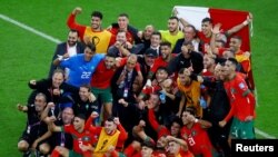 خوشحالی اعضای تیم فوتبال مراکش پس از شکست پرتگال و صعود به دور نیمه نهایی مسابقات جام جهانی فوتبال قطر