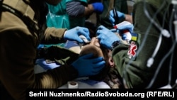 Медики рятують пораненого військового в стабілізаційному пункті міста Біхмут. Листопад 2022 року