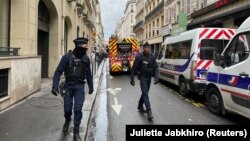 Policia franceze dhe zjarrfikësit në rrugën ku u qëlluan me armë zjarri disa persona. 23 dhjetor 2022. 