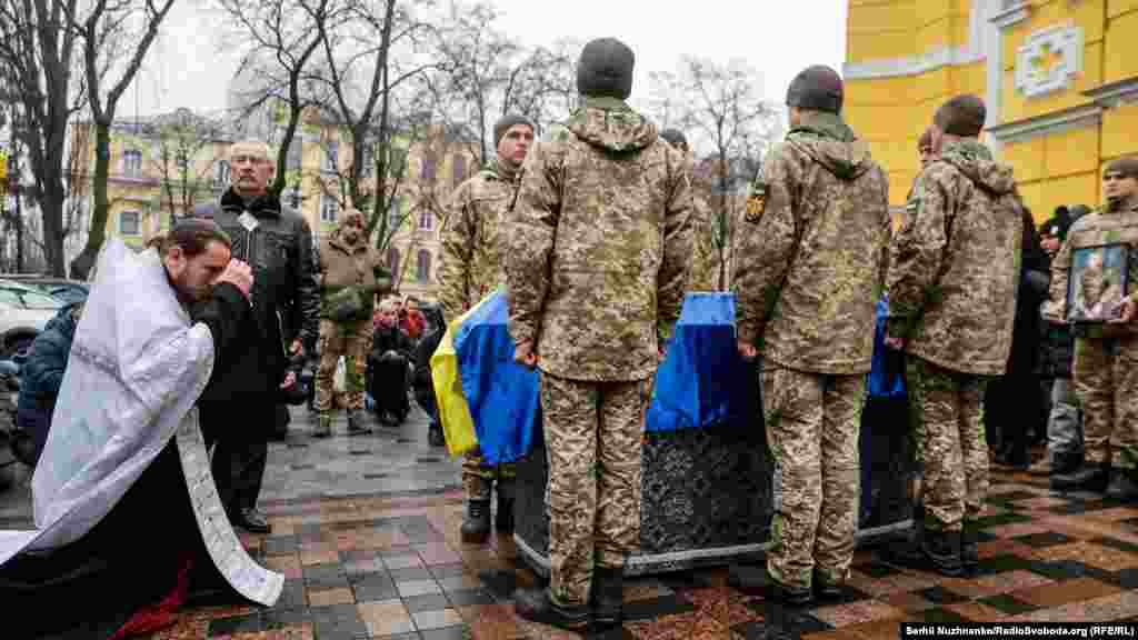 В останню путь військового проводжали на колінах