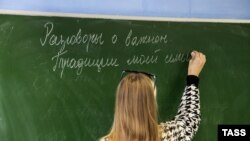 Школьница во время урока "Разговоры о важном", Москва