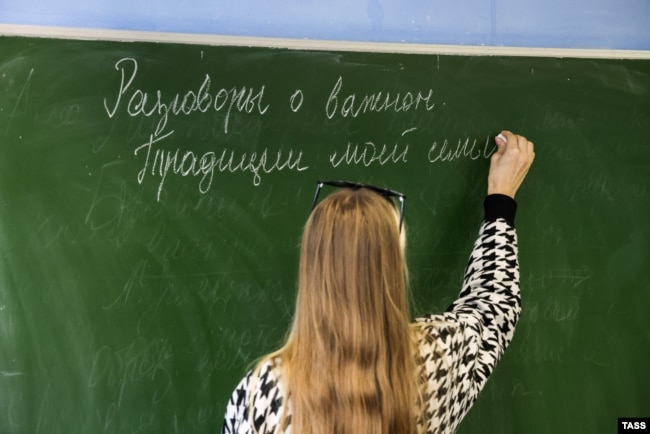 Школьница во время урока "Разговоры о важном", посвященного темам, связанным с ключевыми аспектами жизни человека в современной России