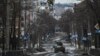 Soldați ucraineni străbat orașul Bahmut cu un Humvee, regiunea Donețk, Ucraina, 21 decembrie 2022