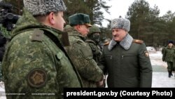 Ալեքսանդր Լուկաշենկոն հանդիպում է ռուս-բելառուսական միացյալ զորամիավորման զինծառայողներին, Բրեստի շրջան, 6 հունվարի, 2023թ. 