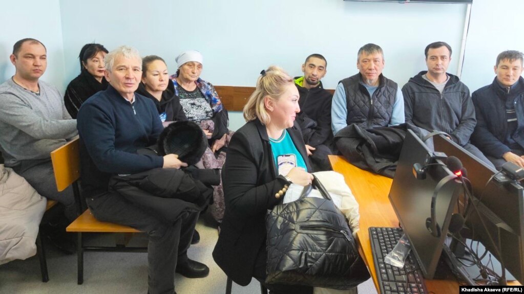 Житель Семея Руфат Хамидуллин (2-й справа) со сторонниками на суде по его делу. Семей, 22 декабря 2022 года
