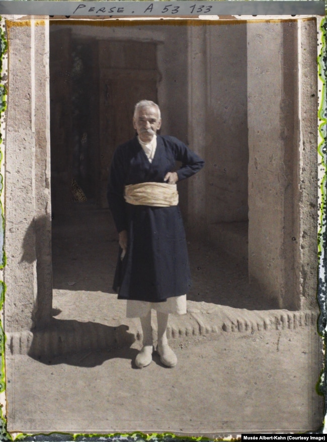 Një burrë armen pozon në Djulfa, në Azerbajxhanin e sotëm, në vitin 1927.