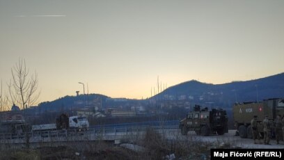 Trupat e KFOR-it gjatë largimit të barrikadave të mbetura në veri të Kosovës, më 3 janar 2023.