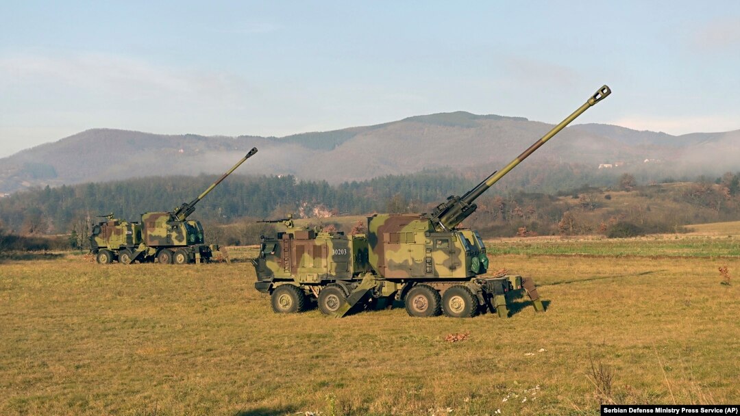 Tunuri autopropulsate de 155 mm ale armatei sârbe sunt poziționate în sudul Serbiei, în apropierea liniei administrative cu Kosovo, luni, 26 decembrie 2022. Fotografie furnizată de Serviciul de presă al Ministerului sârb al Apărării.