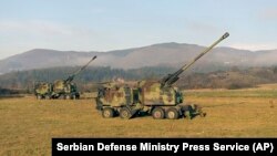 Tunuri autopropulsate de 155 mm ale armatei sârbe sunt poziționate în sudul Serbiei, în apropierea liniei administrative cu Kosovo, luni, 26 decembrie 2022. Fotografie furnizată de Serviciul de presă al Ministerului sârb al Apărării.