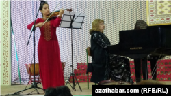 Концертмейстер Стелла Фарамзова (фортепиано), Джемал Агаджанова (скрипка). Ашхабад, 26 ноября, 2022.