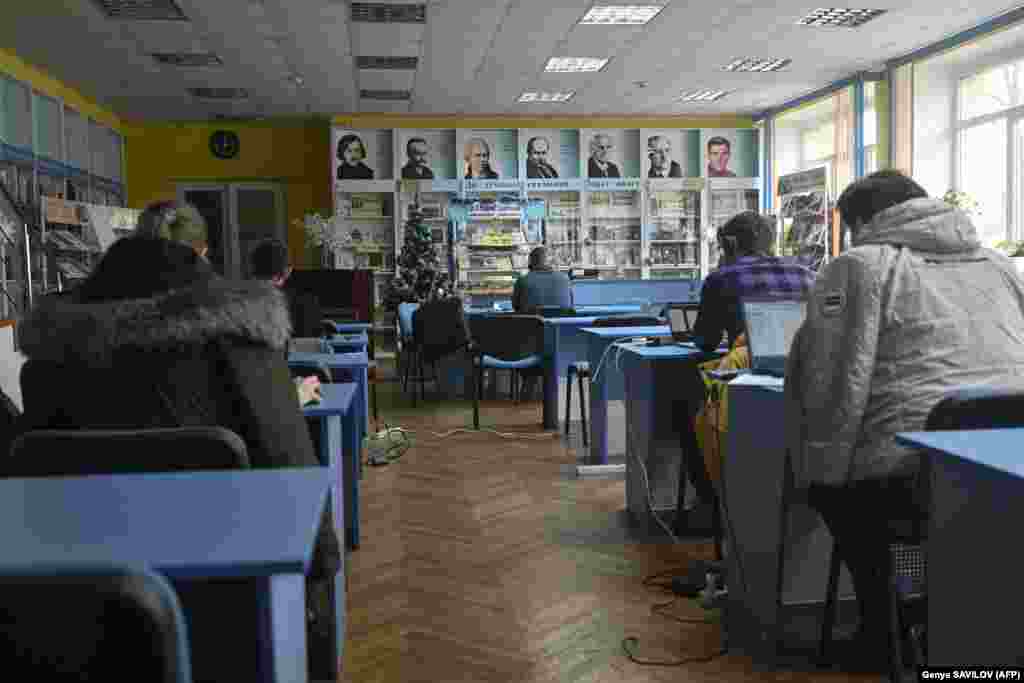 Biblioteka se pokazala neprocjenjivo korisnom za podizanje morala zajednice, posebno tokom nestanka struje. Sedamdesetpetogodišnja Olena Tihanenko bila je šefica biblioteke u Irpinu četiri decenije, još od dana kada je, kako se ponosno sjeća, njihov fotokopir aparat bio jedini u gradu. &quot;U srcu smo grada, na centralnom trgu, i uvijek smo bili popularni&quot;, rekla je ona. &quot;Kada nije bilo interneta, naše sale su bile pune čitalaca.&quot;