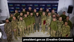 Президент України Володимир Зеленський (посередині) під час зустрічі з військовослужбовцями у Харкові, 6 грудня 2022 року