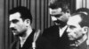 الی کوهن (چپ) و دو متهم دیگر در دادگاه دمشق در ۹ مه ۱۹۶۵