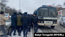 Милиция сажает участников акции в автобус. 10 января 2023 года. 