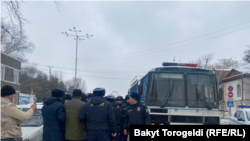Милиция сажает участников акции в автобус. 10 января 2023 года