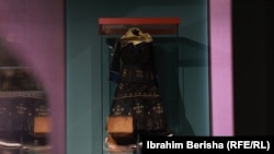 Një xhubletë e ekspozuar në Muzeun Kombëtar të Kosovës. Kjo veshje shqiptare, e vjetër 4 mijë vjet, tashmë është nën mbrojtjen e UNESCO-s. 