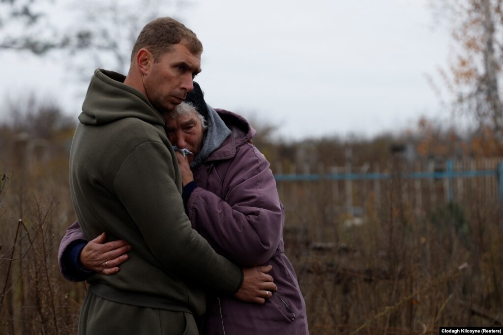 Молодший син обнімає матір, яка оплакує його старшого брата. Олександр Меленець знаходить свій останній прихисток на кладовищі – майже через сім місяців після загибелі. Тишу порушують звуки вибухів 