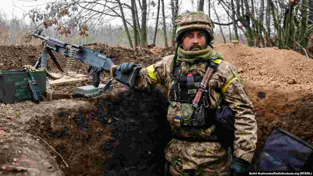 Військовий Олександр на передових позиціях біля Бахмута, листопад 2022&nbsp; Володимир Зеленський записав відеозвернення на в&rsquo;їзді до Слов&rsquo;янська Донецької області. &laquo;Вітаю вас із великим святом &ndash; Днем ЗСУ. Сьогодні ми згадуємо всіх, хто віддав своє життя. Знайдіть сьогодні хвилину для хвилини мовчання! 285 днів ви захищаєте державу. Ми завжди пам&rsquo;ятатимемо ваш подвиг&raquo;, &ndash; сказав президент України. &nbsp;