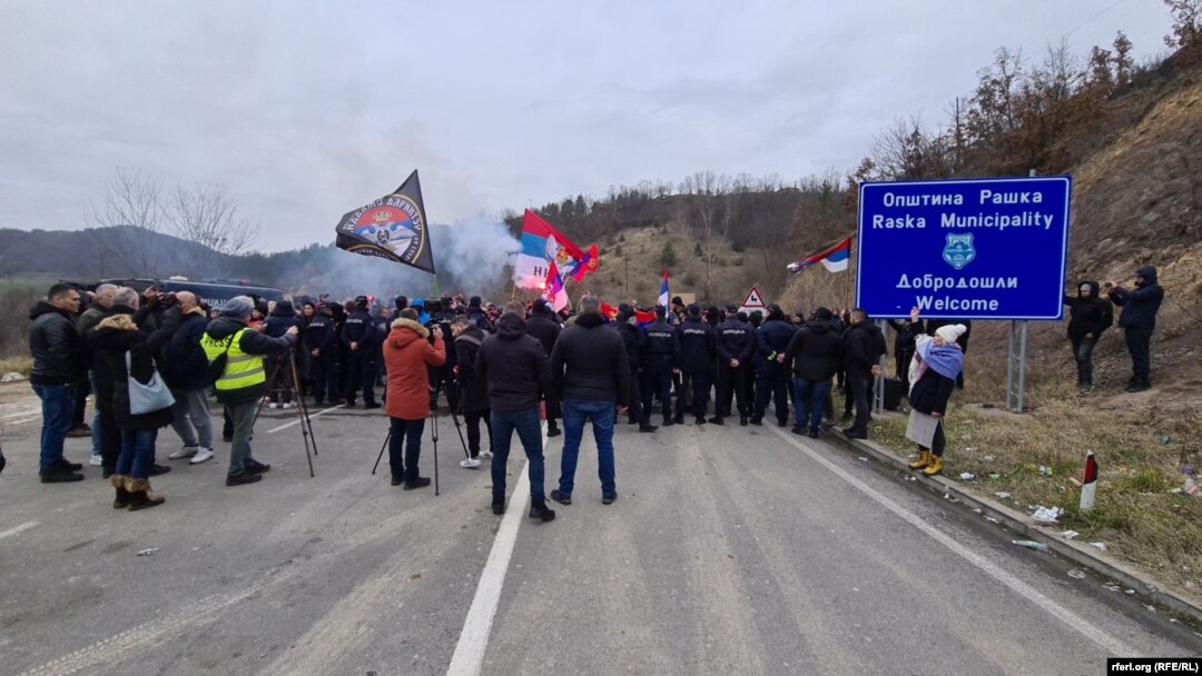 Në mesin e njerëzve të mbledhur më 18 dhjetor në pikën kufitare me Kosovën, shiheshin shenjat e disa grupeve të ekstremit të djathtë.