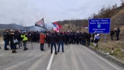 Në mesin e njerëzve të mbledhur më 18 dhjetor në pikën kufitare me Kosovën, shiheshin shenjat e disa grupeve të ekstremit të djathtë.