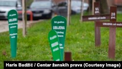 Bosna i Hercegovina, Zenica, postavka zvana "Groblje femicida", koju su 2022. postavili aktivisti Centra za prava žena, povodom 16 dana aktivizma protiv nasilja nad ženama i djevojčicama. 